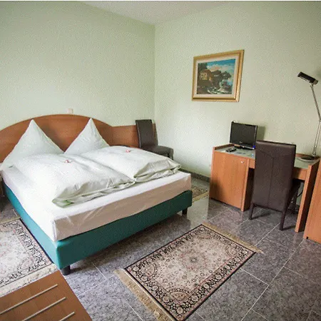 & Restaurant Garda מלון