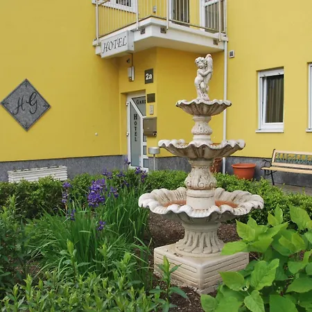 & Restaurant Garda מלון 3*