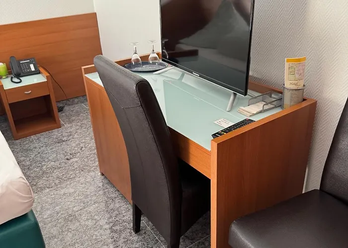 & Restaurant Garda מלון